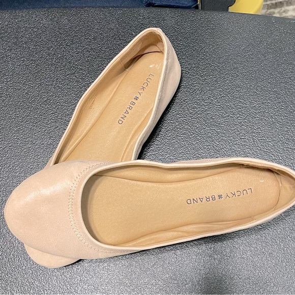 Lucky Brand Ladies Leather Flats Shoes, used in good condition. Size 8M - Picture 2 of 6